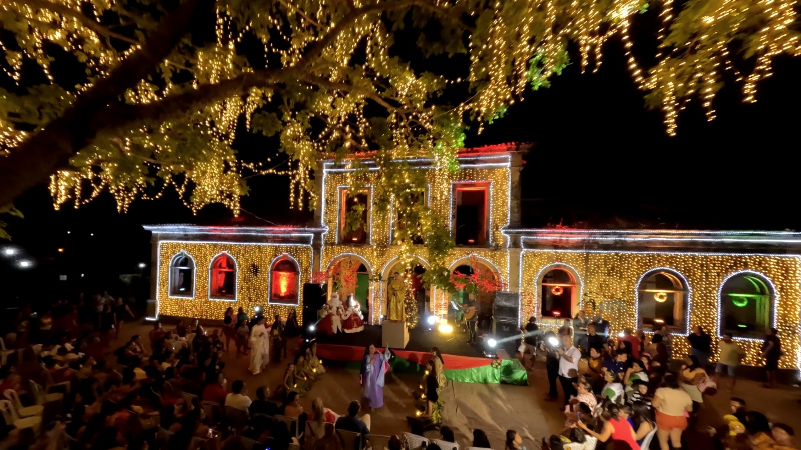 Casarão com fama de mal-assombrado ganha decoração de Natal; veja imagens