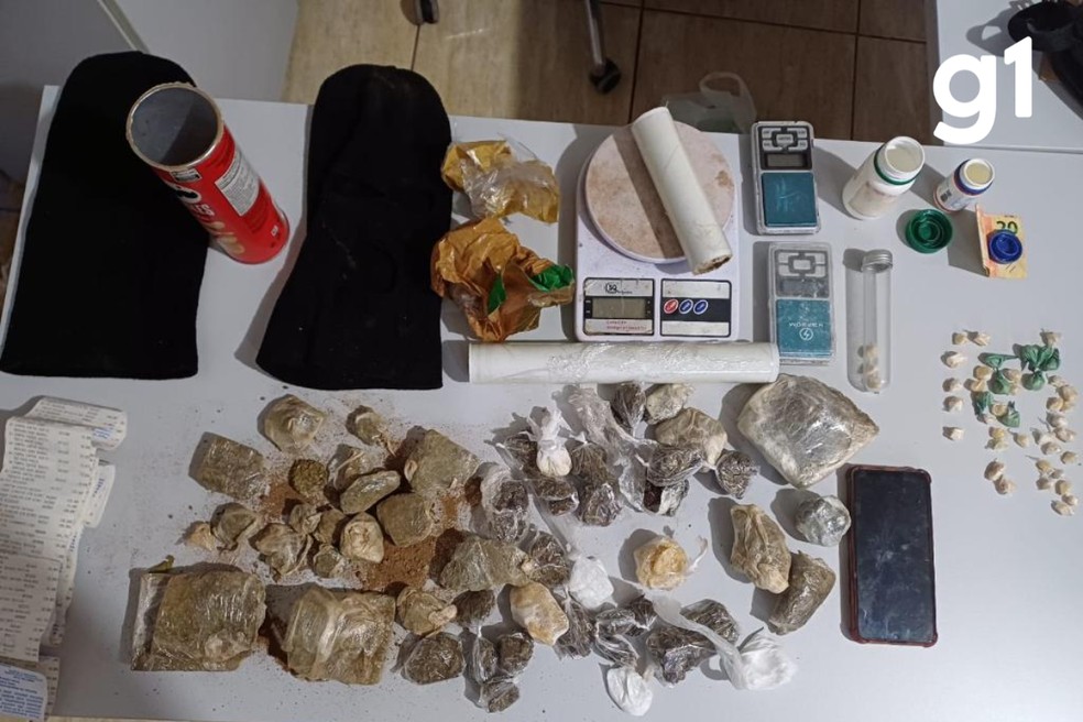 Nas casas dos suspeitos, foram encontradas mais de 130 porções de drogas, entre maconha, pasta base e cocaína — Foto: Polícia Civil