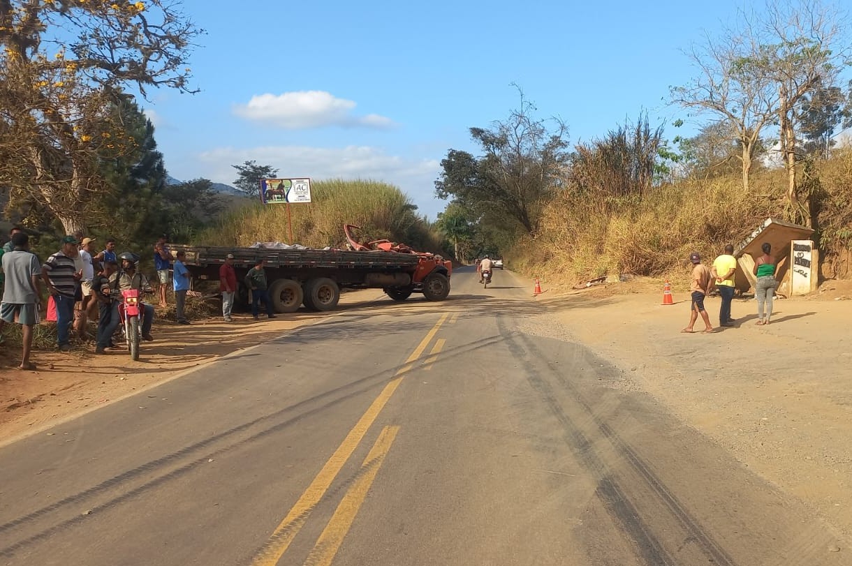 Caminhão desgovernado sai da pista, atinge guarita e deixa três mortos na MGC-482