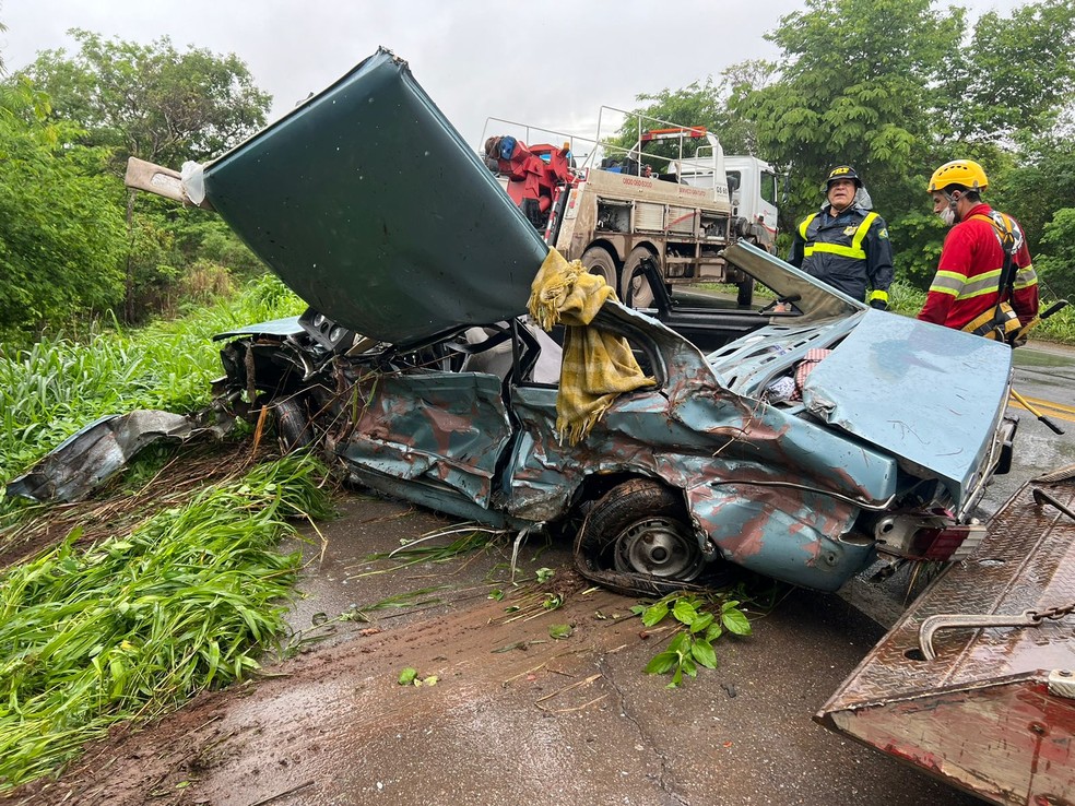Carro retirado de ribanceira às margens da BR-262  — Foto: Polícia Rodoviária Federal/Divulgação