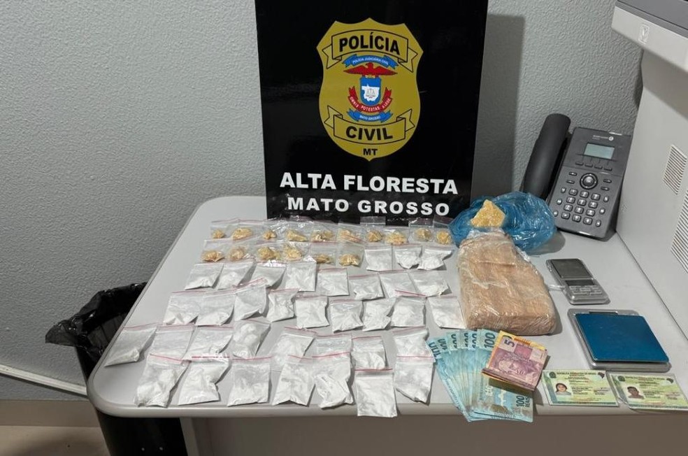 Casal suspeito de associação ao tráfico de drogas foi preso em Alta Floresta, com diversos envelopes de cocaína. — Foto: Reprodução