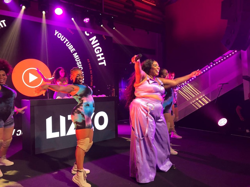 No Brasil, cantora americana Lizzo expõe atributo gigantesco 'de quatro