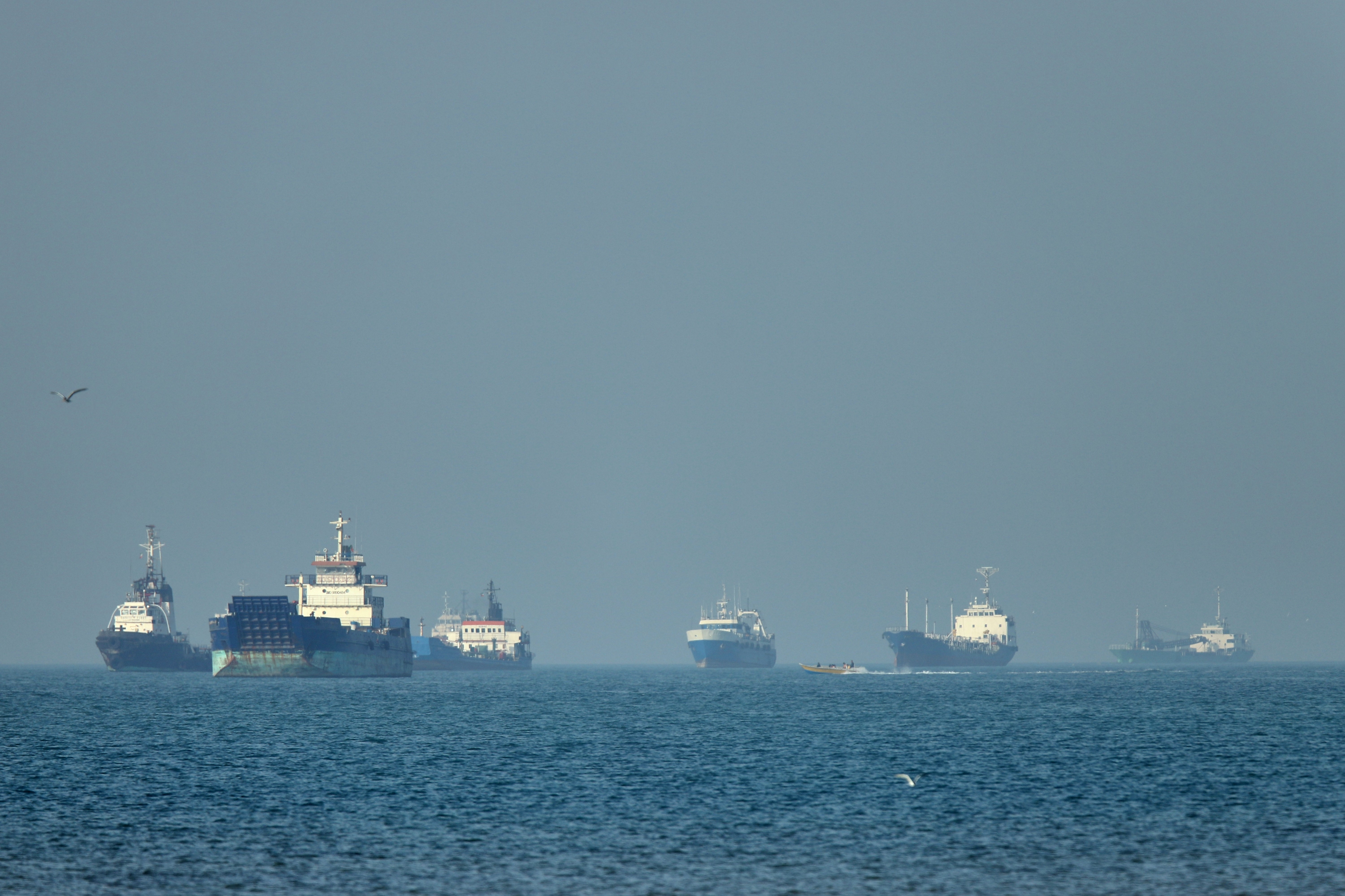 Emirados Árabes e Omã relatam ataques; EUA dizem ter destruído 6 barcos iranianos em Ormuz