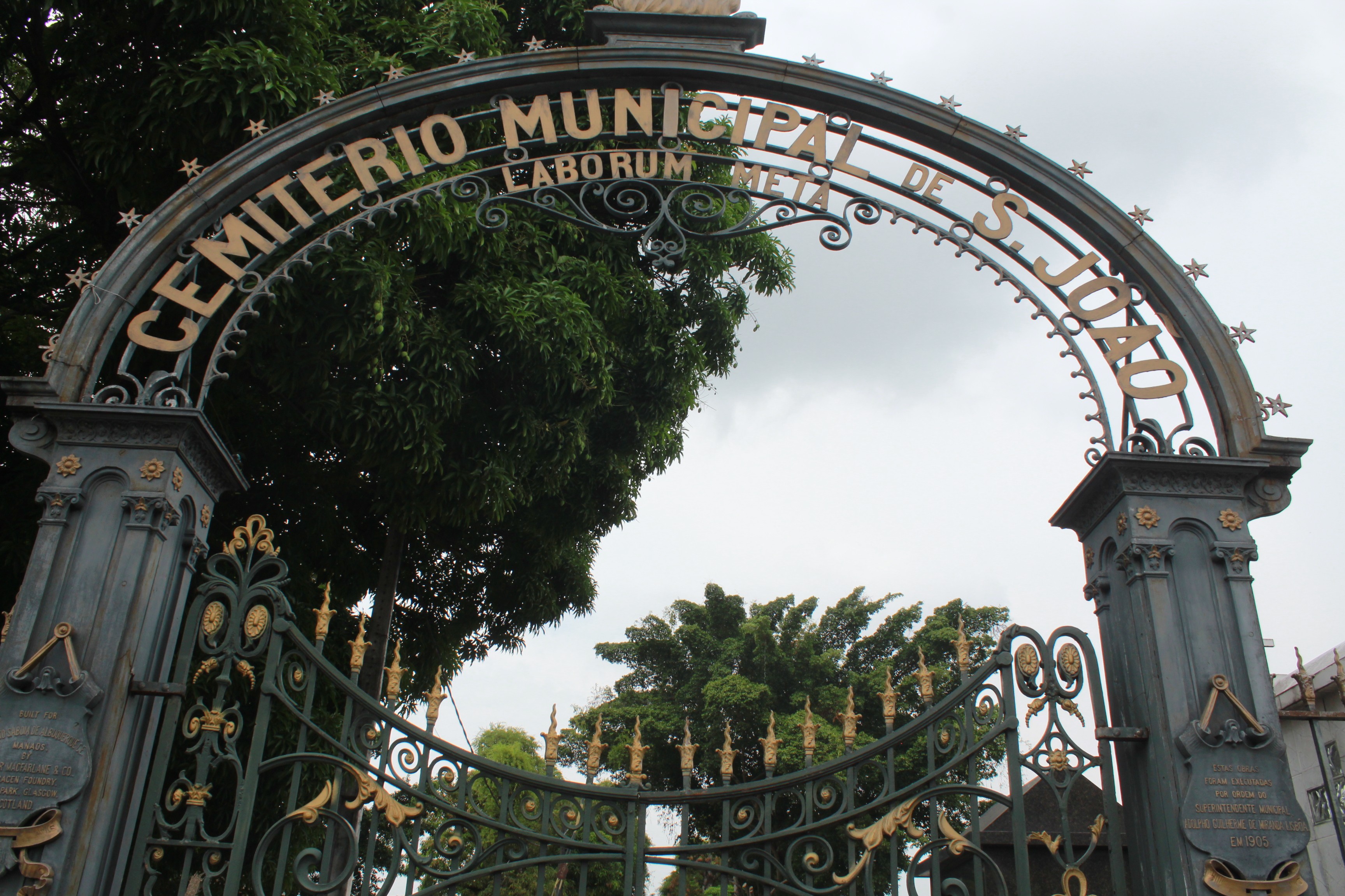 Influenciador viraliza com relatos de crimes antigos e histórias de prédios abandonados de Manaus