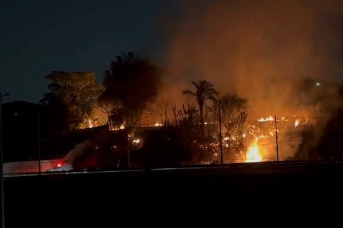 Incêndio atinge área de mata nas proximidades do Hospital Delphina Aziz, em Manaus; VÍDEO