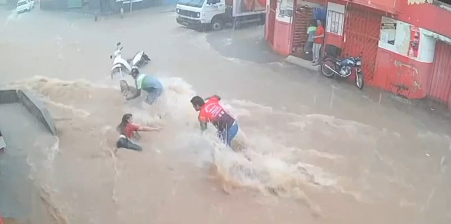 'Agi por instinto', diz comerciante que ajudou a retirar mulheres arrastadas por enxurrada em MG