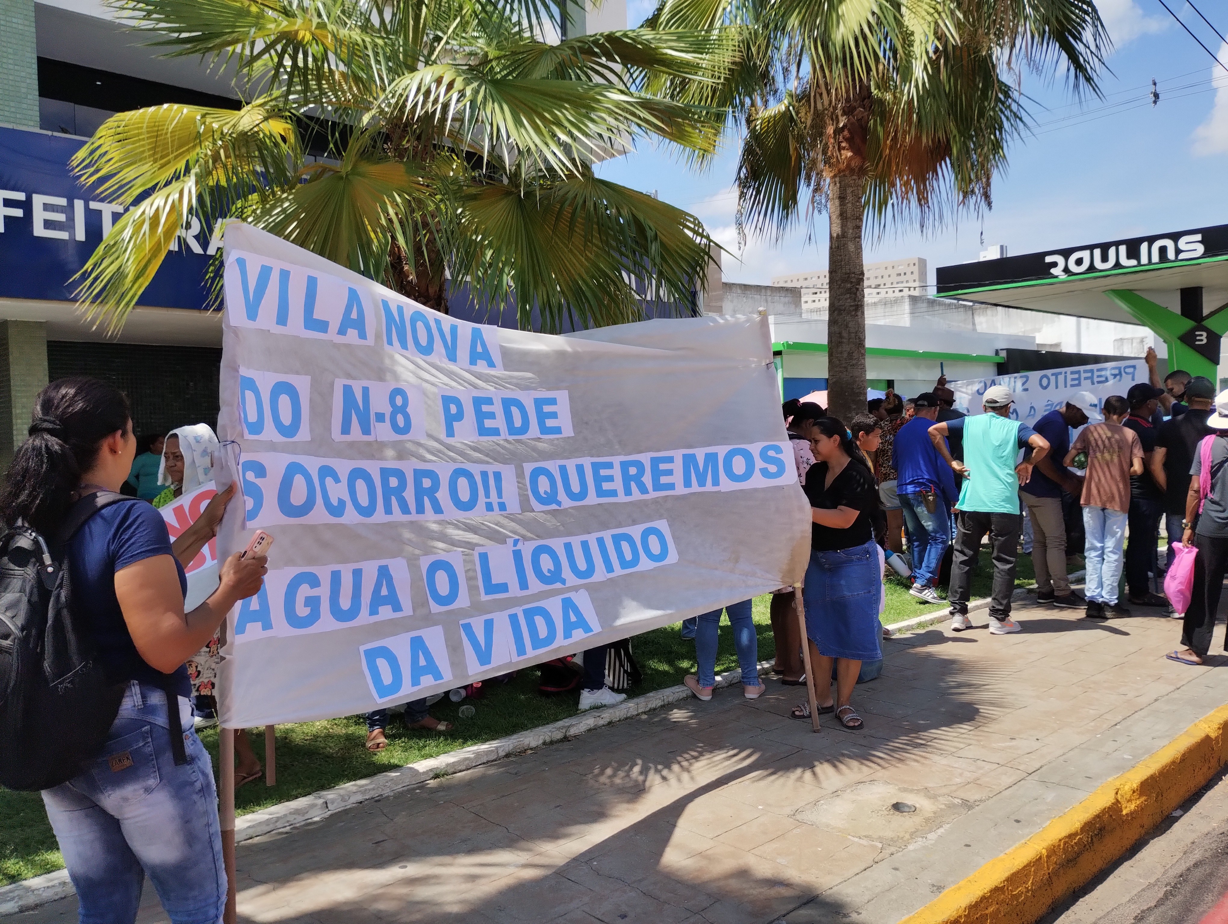 Moradores da Vila Nova do N8 protestam em frente a prefeitura de Petrolina pedindo água