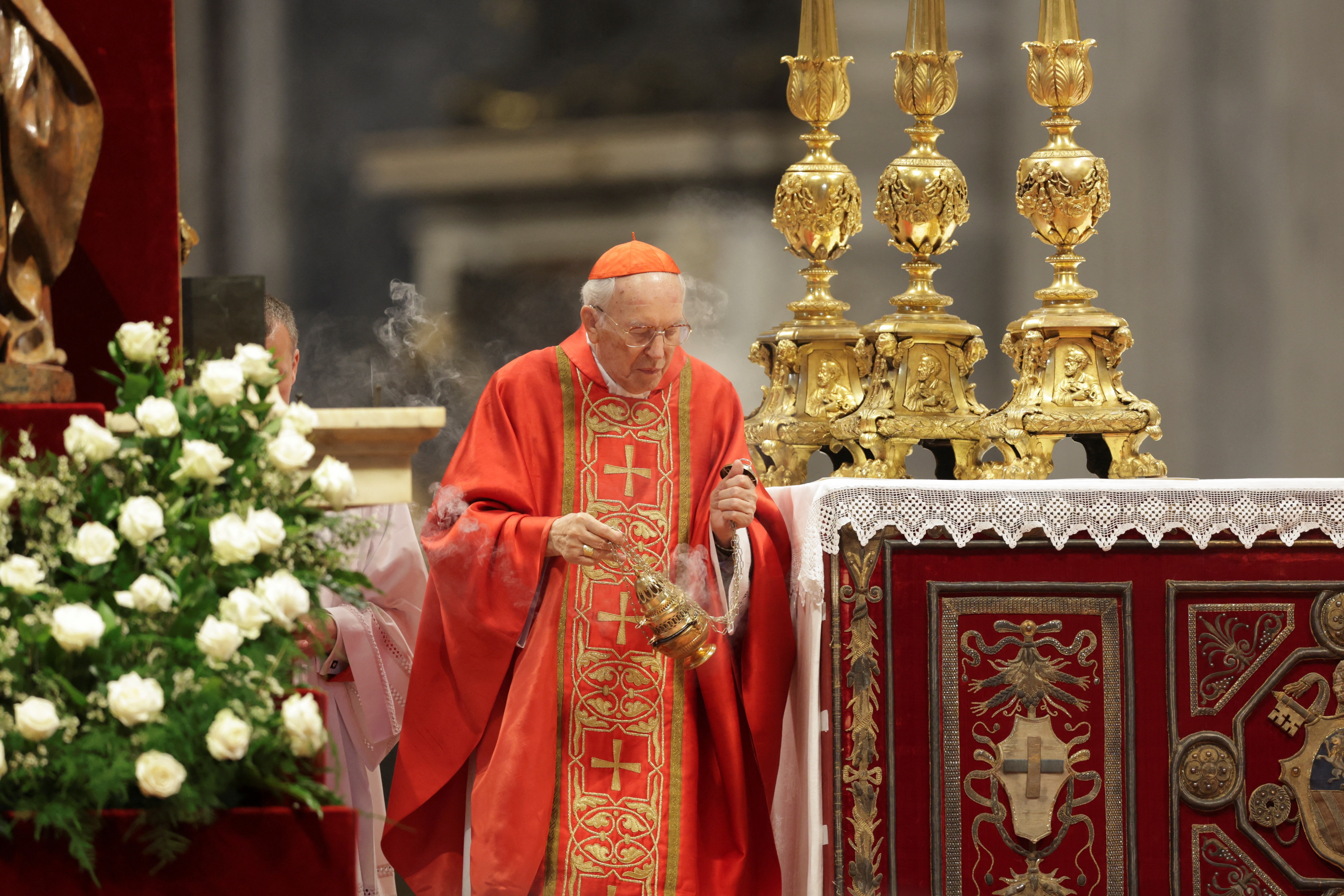 Decano do Vaticano diz que espera 'fumaça branca' ainda na noite desta quinta (8)