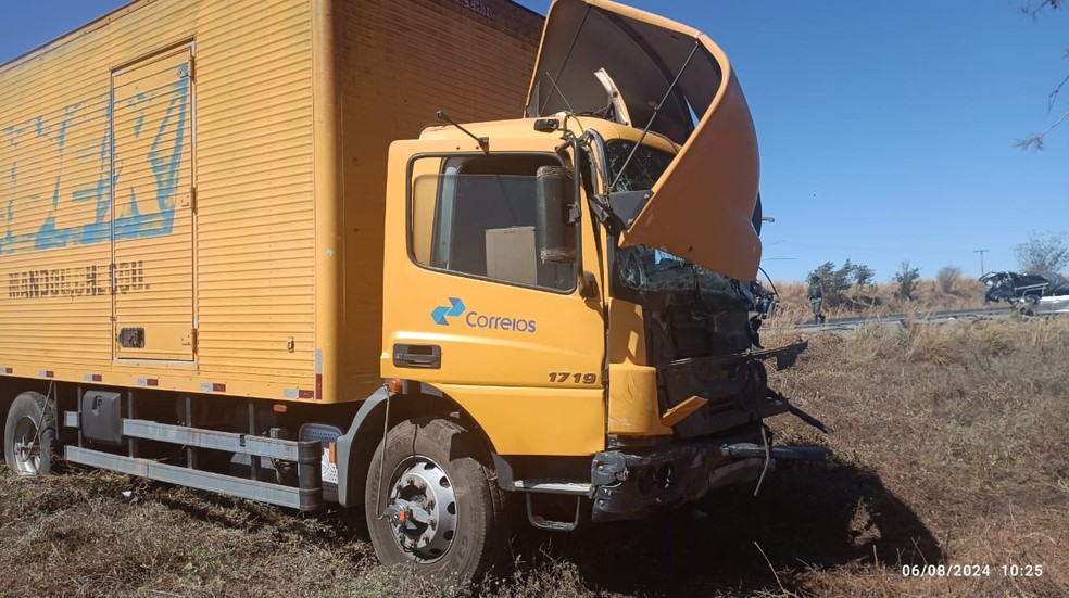 Motorista do caminhão teve ferimentos e foi socorrido — Foto: Polícia Militar Rodoviária