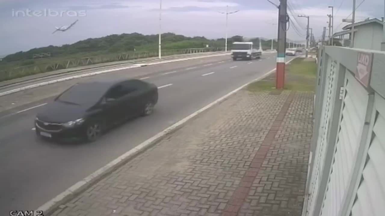 VÍDEO mostra queda de avião de pequeno porte sobre restinga em praia de Navegantes (SC)