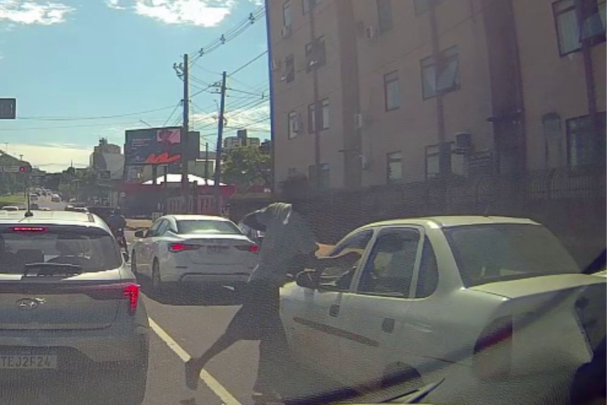 VÍDEO: motorista escapa de agressão após negar dinheiro a homem em semáforo de Campo Grande