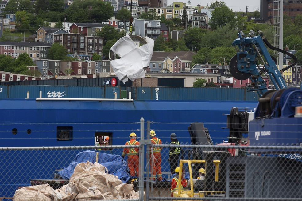 Parte da estrutura do submarino Titan, que implodiu durante uma expedição aos restos do Titanic, chegam a porto no Canadá, em 28 de junho de 2023. — Foto: Paul Daly/The Canadian Press via AP