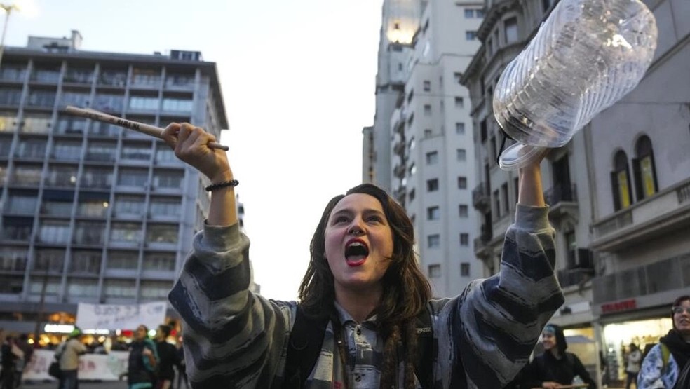 Protesto por conta da dramática crise hídrica que deixa o Uruguai sem água potável no dia 31 de maio de 2023 — Foto: AP - Matilde Campodonico