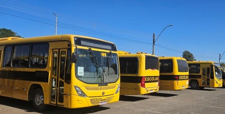 Transporte escolar do DF opera com atrasos, rotas precárias e excesso de contratos emergenciais, diz estudo