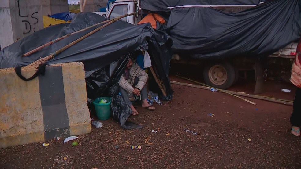 Morador da Região das Ilhas, em Porto Alegre, levantou barraca com material doado e que encontrou próximo do Guaíba — Foto: RBS TV/Reprodução