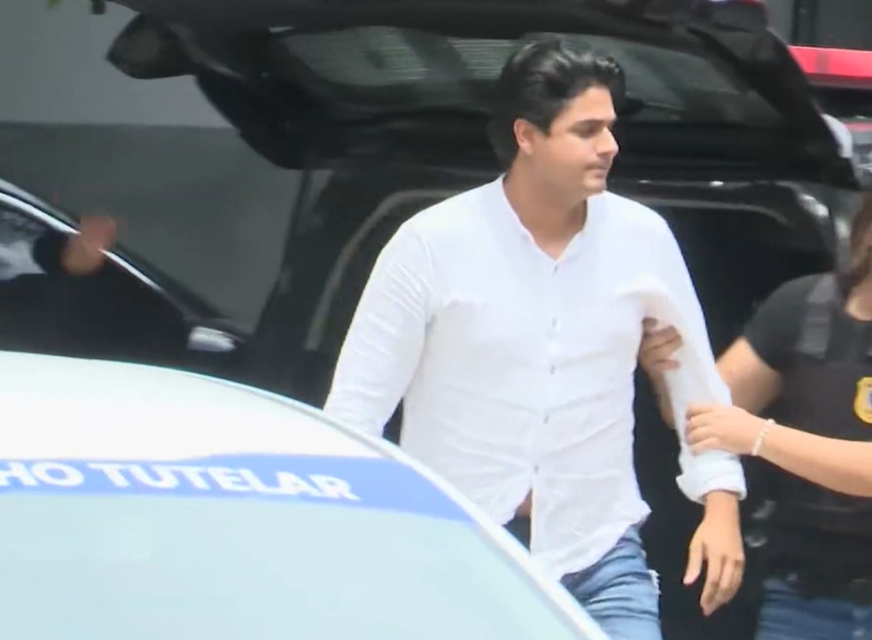 Cantor Jo�o Lima se entrega � pol�cia e � preso na Para�ba por agress�es contra a ex-esposa � Foto: Reprodu��o/TV Cabo Branco