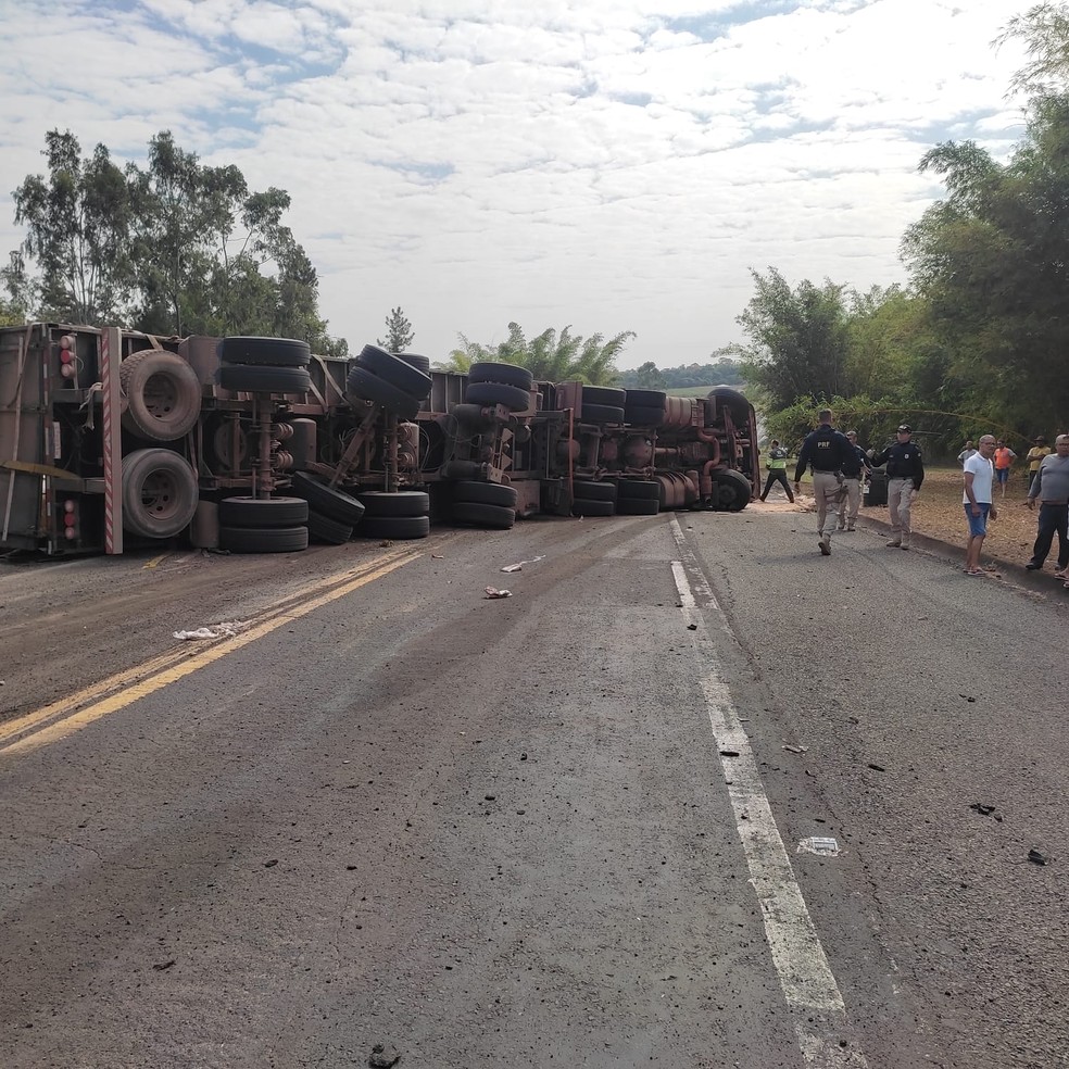 Tombamento do veículo causou interdição total da BR-153 — Foto: Concessionária Triunfo/Divulgação