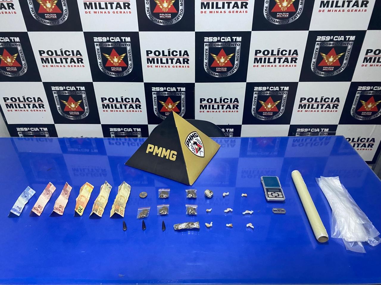 Homem é preso por tráfico após denúncias de que ele vendia drogas perto de escola, em Pirapora