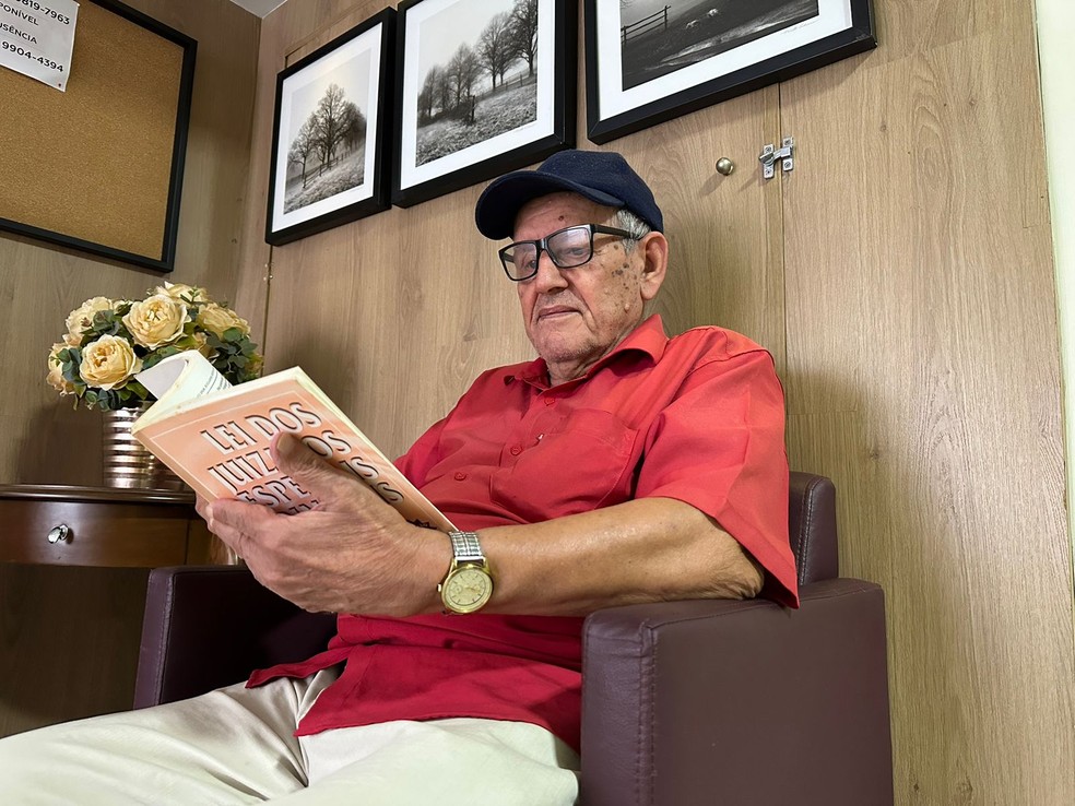 Leonildo Teodoro Gomes,de 81 anos, é o aluno mais velho a passar no vestibular da UEM — Foto: Gabriel Bukalowski/g1