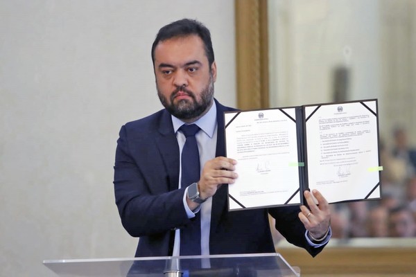 Governador Cláudio sanciona lei da Secretaria de Segurança Pública — Foto: Rafael Nascimento/g1