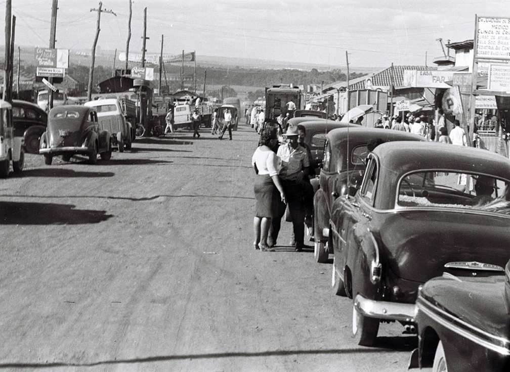 Rua movimentada da Cidade Livre, em Brasília — Foto: Arquivo Público do DF/Fundo Novacap/Divulgação