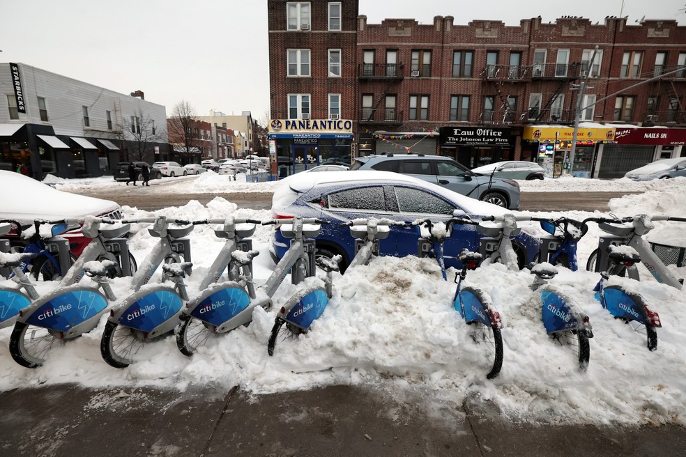 Uma estação de bicicletas é vista coberta de neve durante tempestade de inverno na cidade de Nova York, EUA, em 26 de janeiro de 2026. — Foto: REUTERS/Brendan McDermid