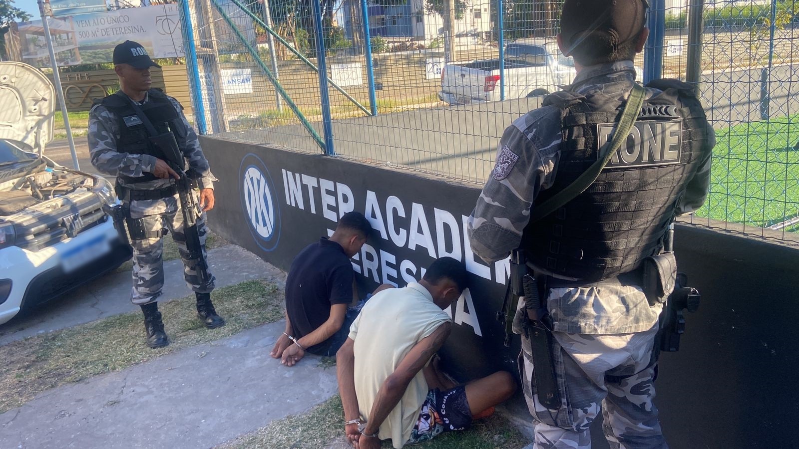 Dupla é presa suspeita de tráfico de drogas em Teresina; policiais acham tabletes de maconha em carro