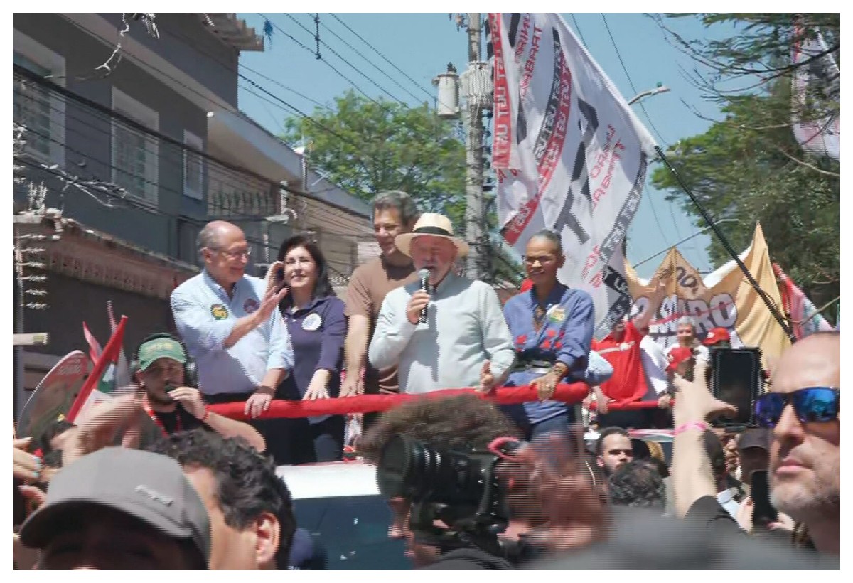 Lula faz caminhada com apoiadores na Zona Leste de SP