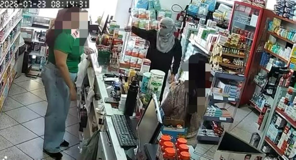 VÍDEO: Homem armado com faca rouba R$ 400 de farmácia em Divinópolis