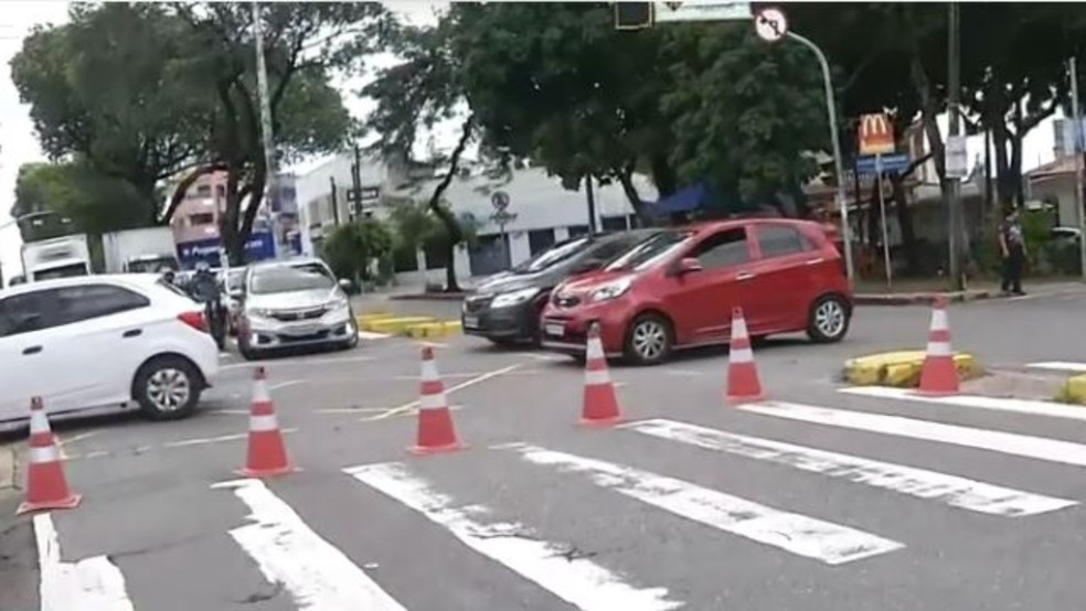 Por conta do acidente, um trecho da Avenida 13 de Maio foi interditado no cruzamento com a Avenida Deputado Oswaldo Studart. — Foto: TV Verdes Mares/ Reprodução