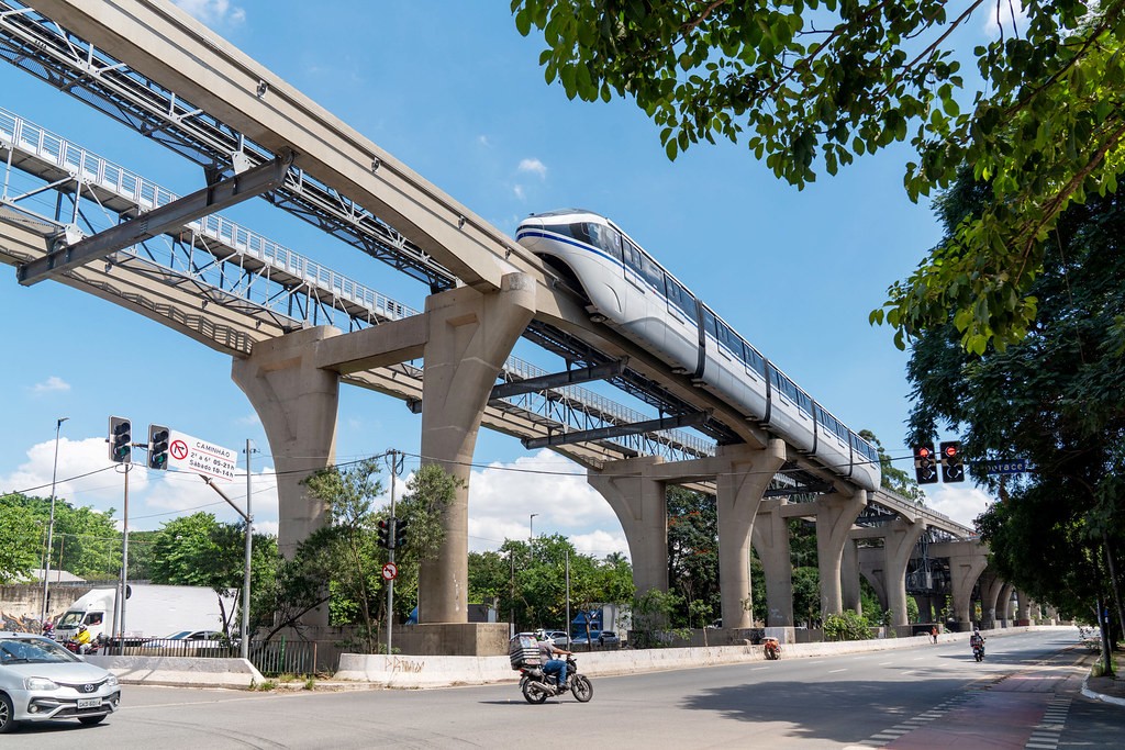 Linha 17-Ouro completa 1 mês com furto de cabos, paralisações, reclamação sobre lentidão e longa espera por trens