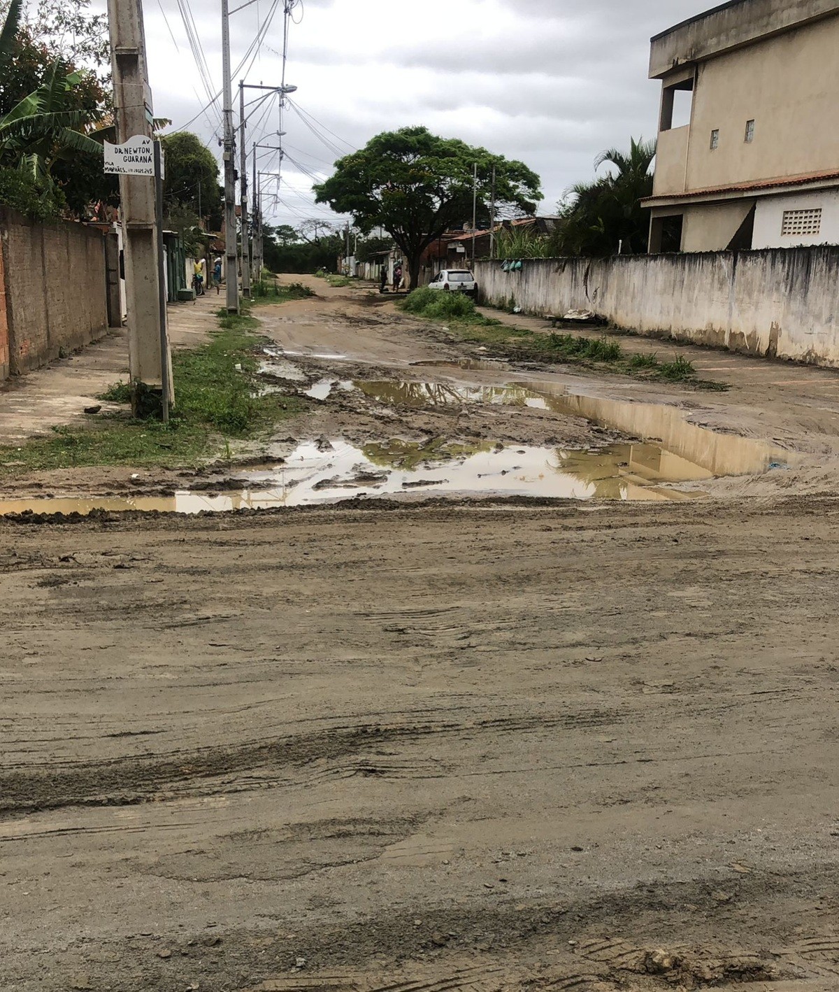 Moradores enfrentam lama e poeira durante obras do Bairro Legal em Campos