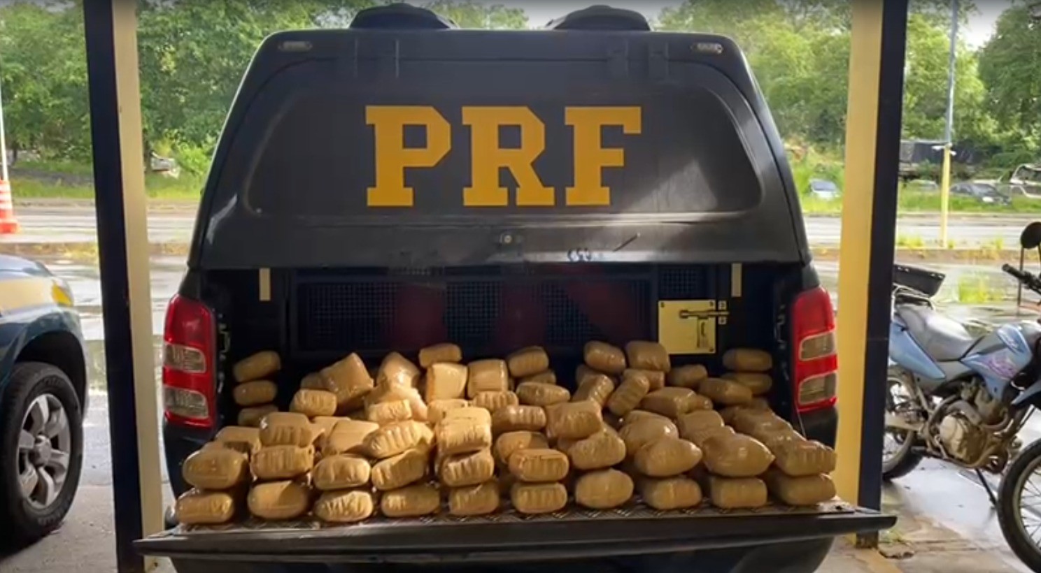 Casal é preso com 79 kg de haxixe escondidos em carro no sul da Bahia
