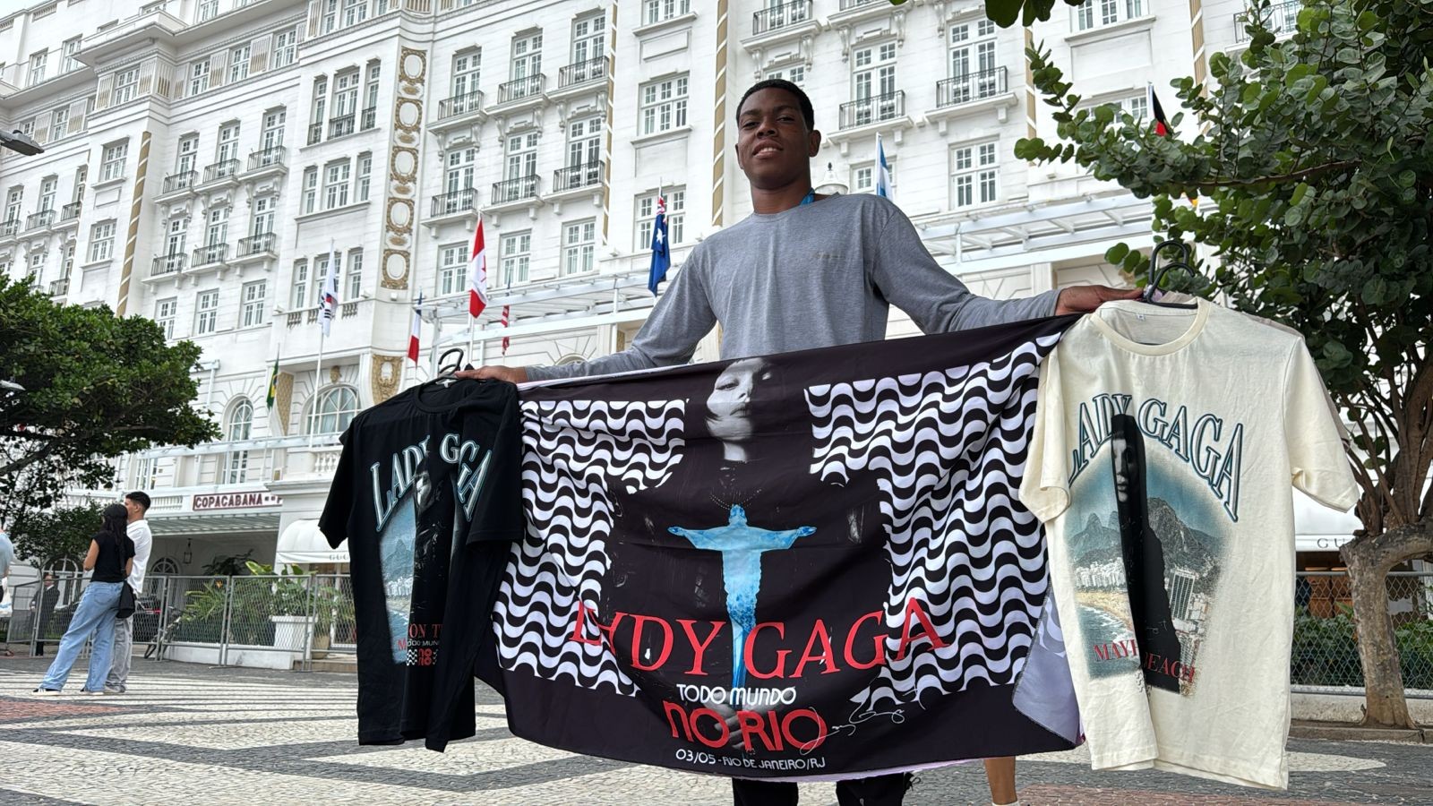 'Gaga Palace Shopping': Veja o que Está à Venda na Porta Do Hotel onde A Diva Está Hospedada | Mostre da Lady Gaga