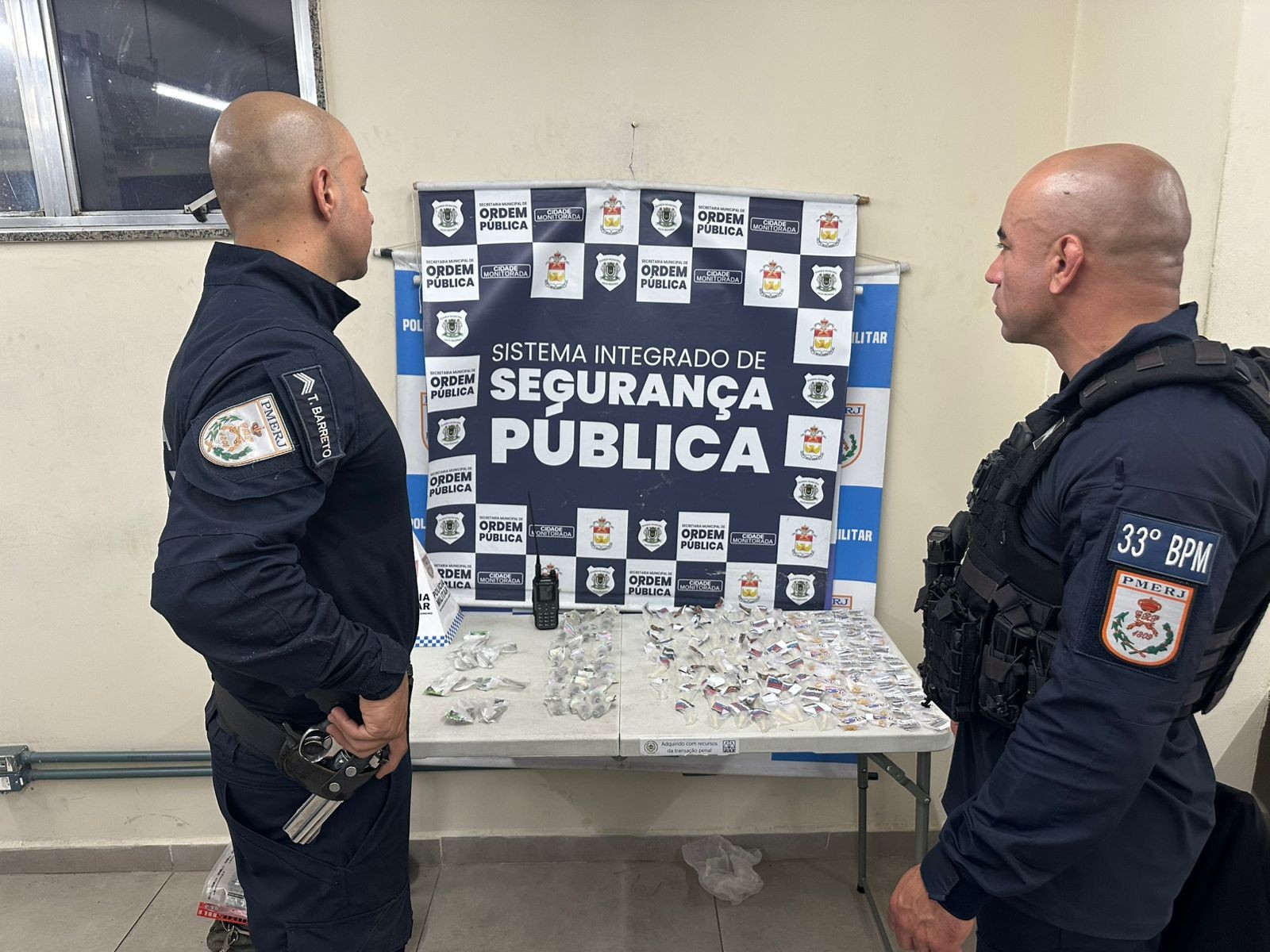 Jovem é detido e adolescente apreendido com drogas em Volta Redonda