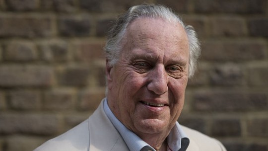 Frederick Forsyth, de 'O Dia de Chacal', morre aos 86 anos - 'Lamentamos a morte de um dos maiores escritores de suspense do mundo', afirmou o agente em nota. Ele disse que o escritor morreu "após uma doença", mas não a especificou.
