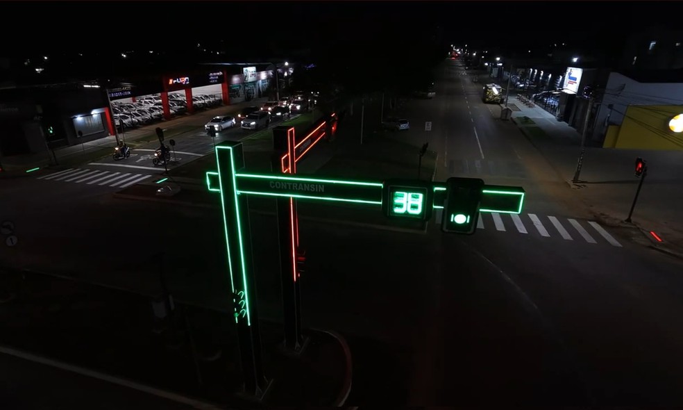 Semáforo tecnológico com luzes de LED em funcionamento, no cruzamento das avenidas dos Tarumãs e das Acácias, em Sinop (MT). — Foto: Assecom/Sinop