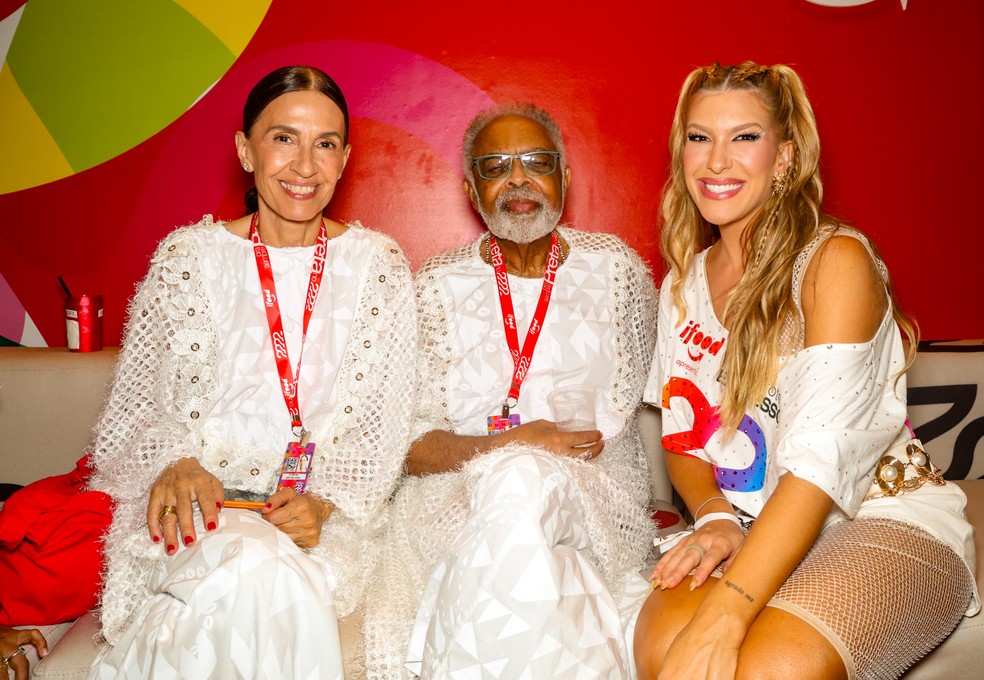 Gilberto Gil, Flora e Lore Improta conversam no camarote 2222, em Salvador — Foto: Tomzé Fonseca/Agnews