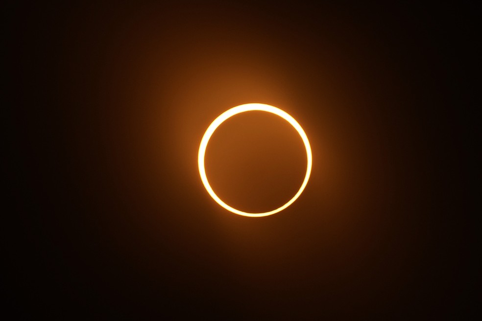 O eclipse solar anular surge por trás das nuvens no sábado, 14 de outubro de 2023, em Tigard, Oregon. — Foto: Jenny Kane/AP