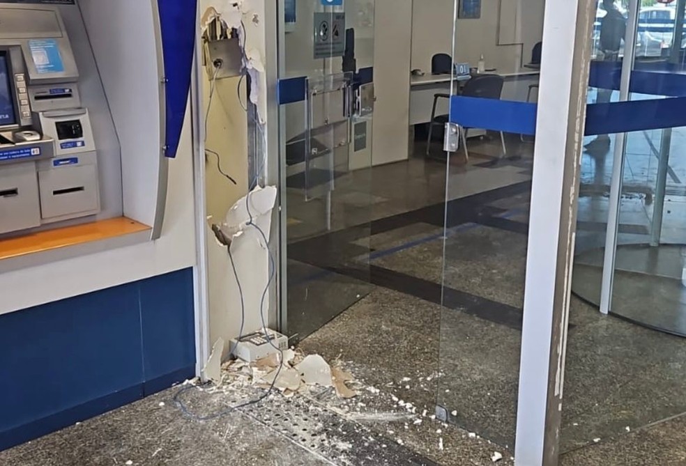 Imagem de uma parte da agência danificada — Foto: Reprodução Polícia Federal