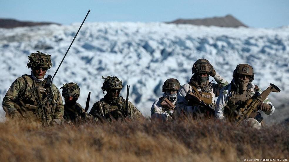 Em setembro passado, tropas dinamarquesas juntaram-se a tropas aliadas em exercícios militares na Groenlândia. — Foto: Guglielmo Mangiapane/REUTERS