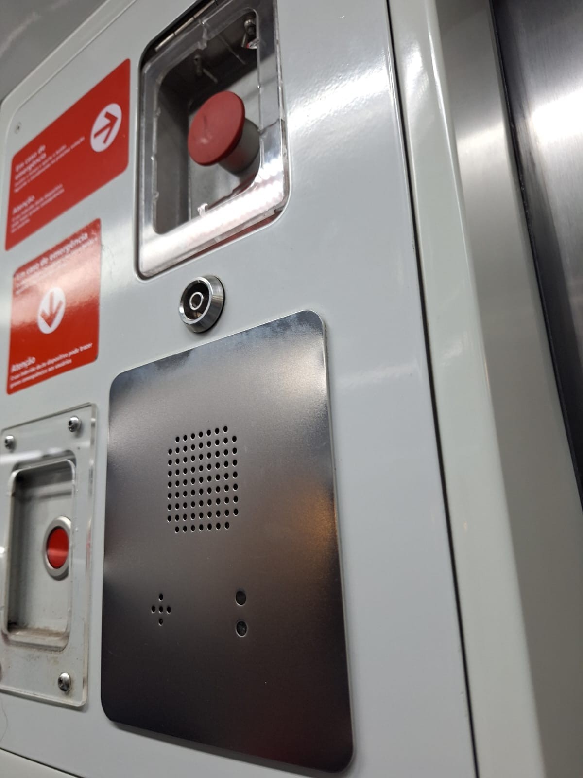 Passageiro relata que botão de emergência do trem que pegou fogo em SP não funcionou