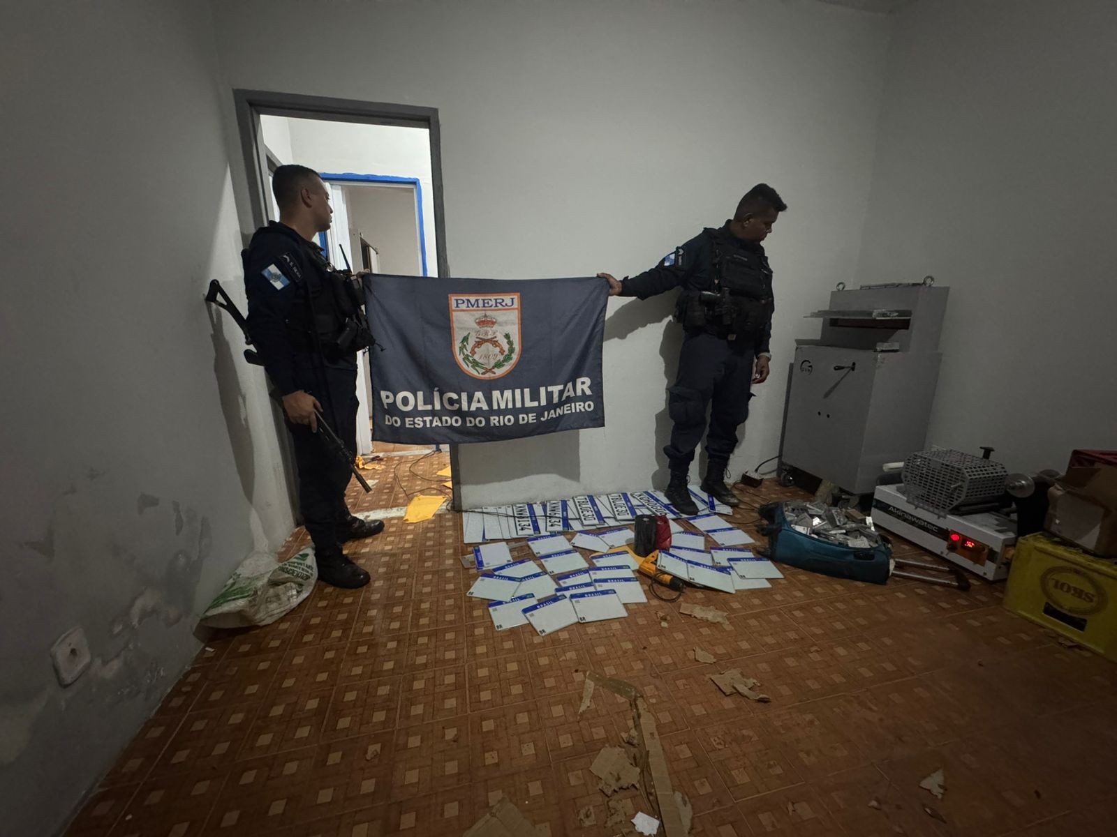 PM encontra fábrica de placas de carro frias em Bangu