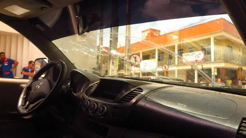 Carro em que vítima estava junto com criminosos foi atingido por diversos tiros em Milagres, no Ceará — Foto: Antônio Rodrigues/DN