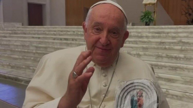 Papa recebe imagem de Nossa Senhora da Amazônia no Vaticano; VÍDEO