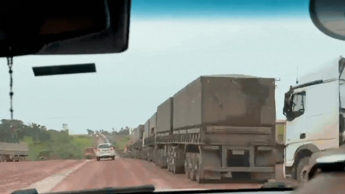 Carretas com soja de MT ficam paradas em fila de 25 km a caminho do Porto de Miritituba    