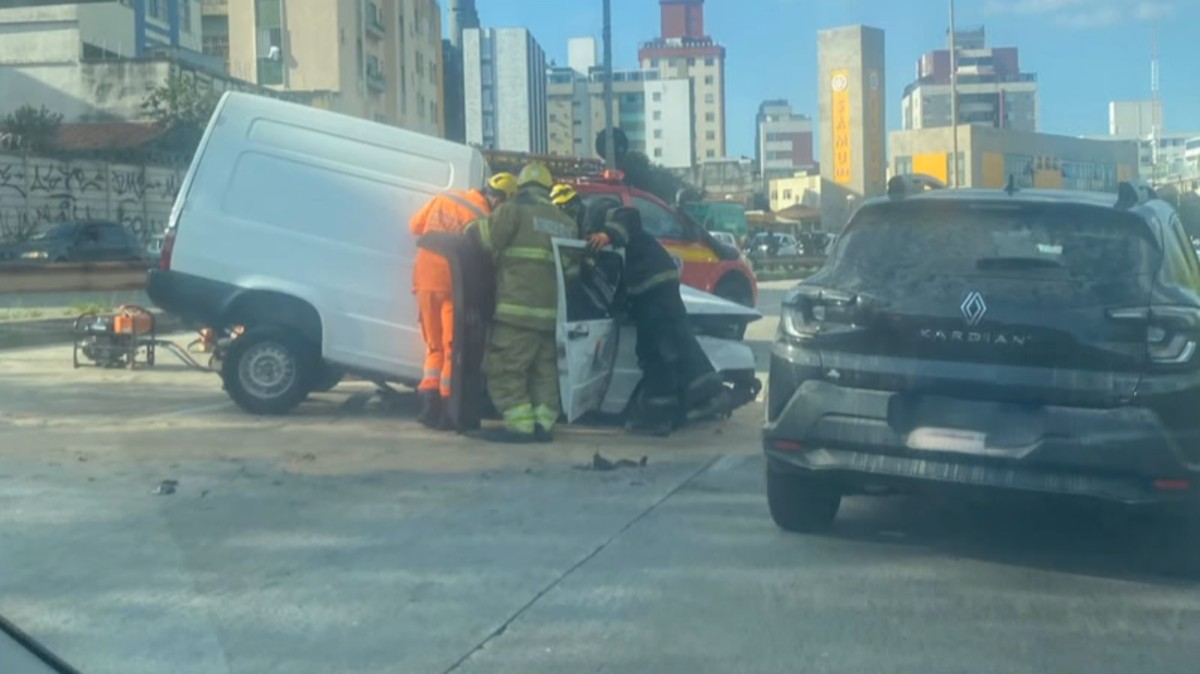 Homem morre ao bater furgão em poste na Via Expressa, em BH