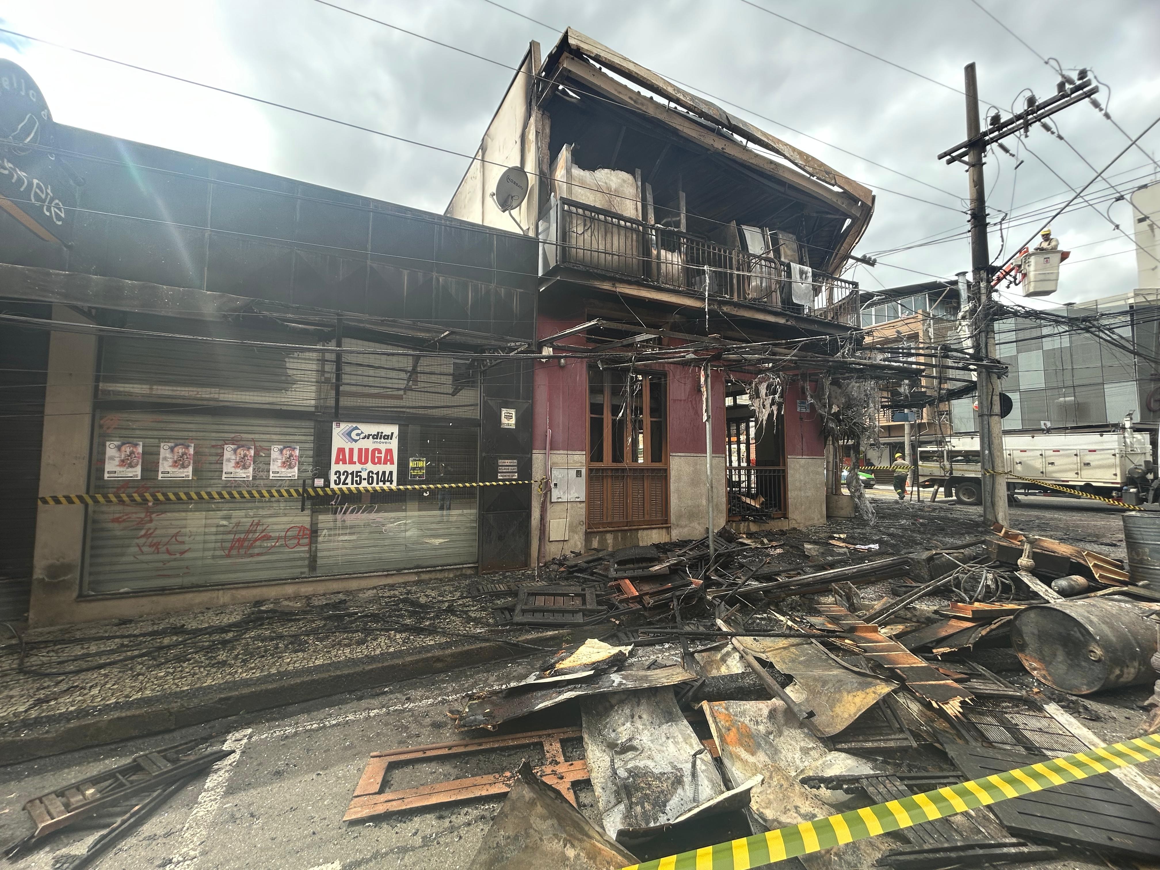 Causa de incêndio que destruiu restaurante no Bairro Alto dos Passos, em Juiz de Fora, é investigada; dono diz que estabelecimento tinha seguro
