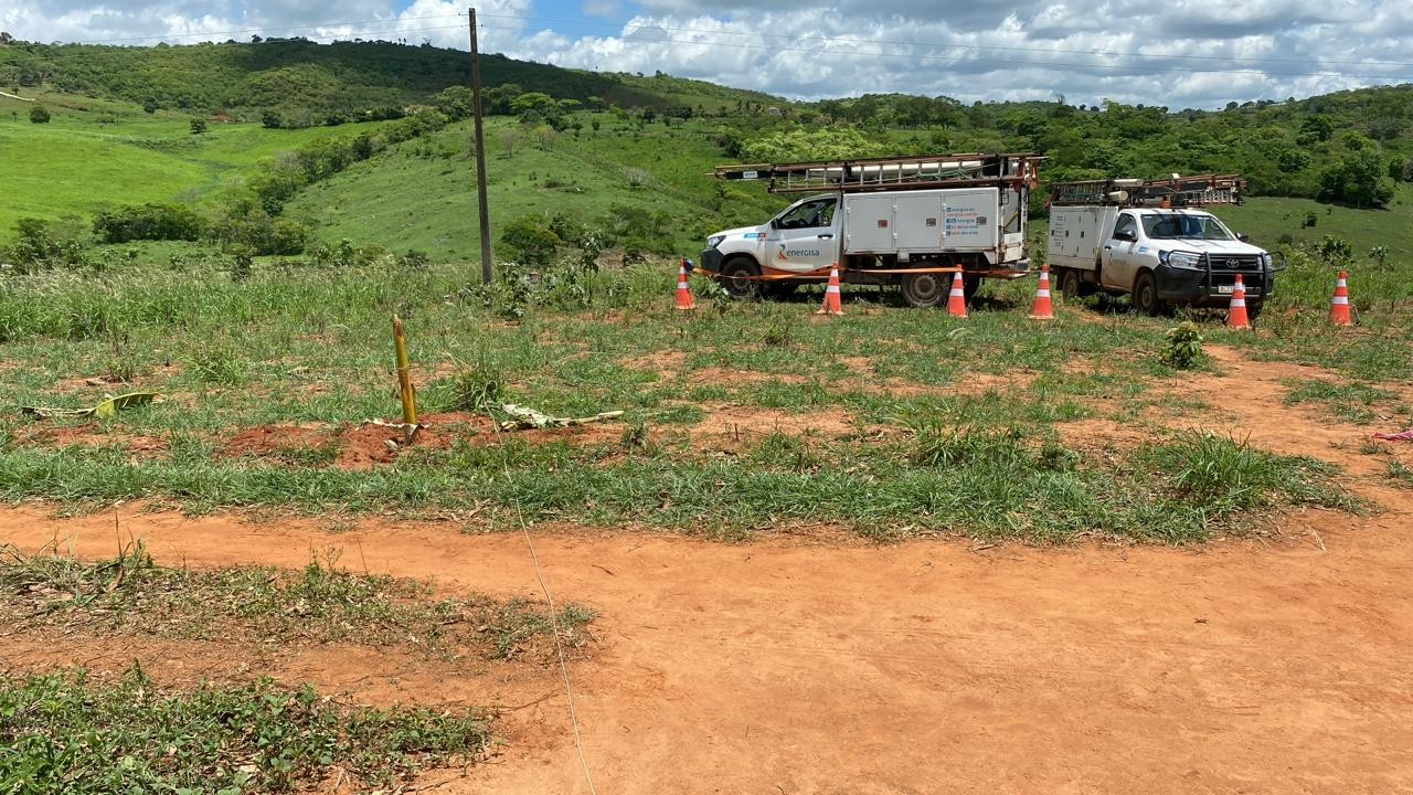 Idosa morre eletrocutada após tocar em fio rompido de poste, na Paraíba