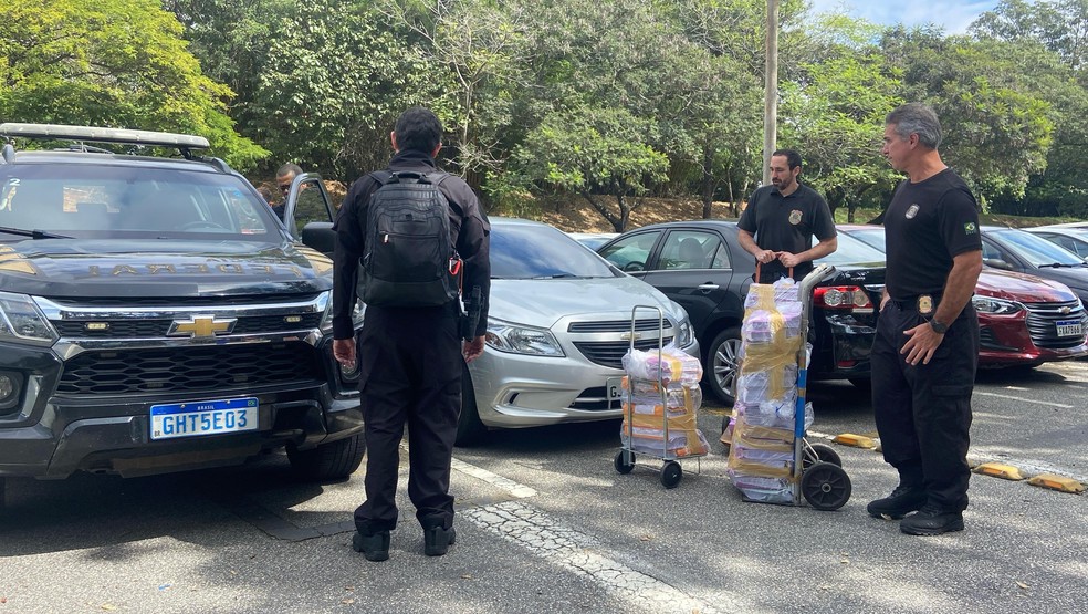 Policiais federais deixaram o Paço Municipal de Sorocaba (SP) por volta das 10h40 desta quinta-feira (10), levando documentos apreendidos — Foto: Letícia Paris/TV TEM